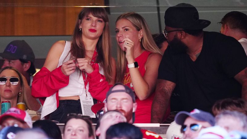 Kansas City Chiefsin pelipaidat myyvät kuin kuumat kakut Taylor Alison Swiftin ansiosta